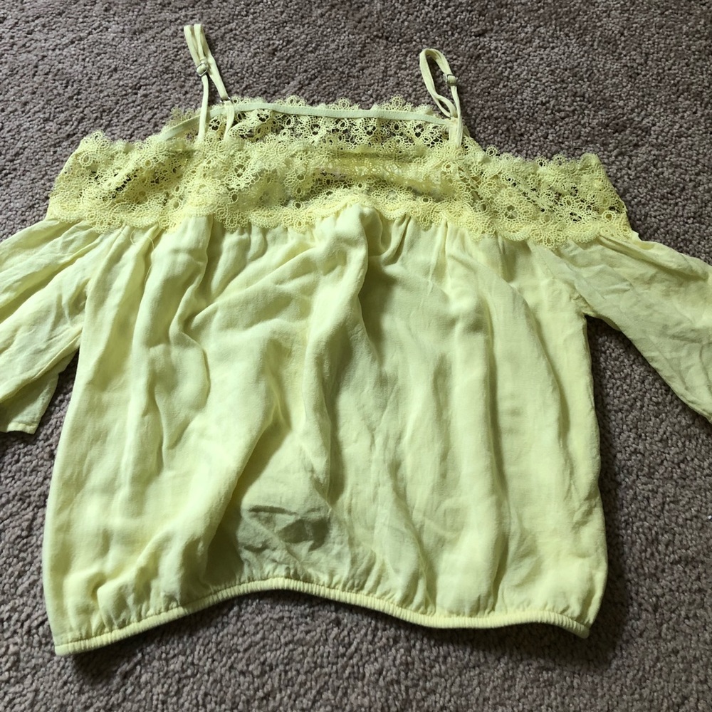 Off the shoulder tee